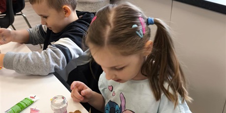 Powiększ grafikę: Przygotowywanie pierników przez uczniów klasy 1a