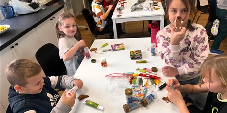 Powiększ grafikę: Przygotowywanie pierników przez uczniów klasy 1a