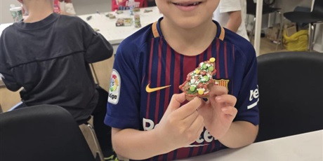 Powiększ grafikę: Przygotowywanie pierników przez uczniów klasy 1a