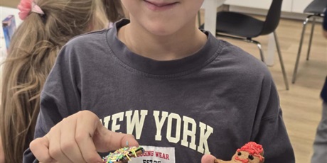 Powiększ grafikę: Przygotowywanie pierników przez uczniów klasy 1a