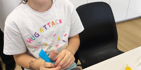 Powiększ grafikę: Przygotowywanie pierników przez uczniów klasy 1a