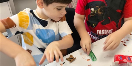 Powiększ grafikę: Przygotowywanie pierników przez uczniów klasy 1a