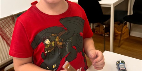 Powiększ grafikę: Przygotowywanie pierników przez uczniów klasy 1a