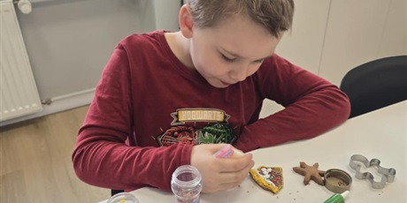 Powiększ grafikę: Przygotowywanie pierników przez uczniów klasy 1a