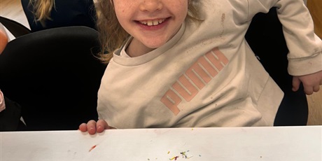 Powiększ grafikę: Przygotowywanie pierników przez uczniów klasy 1a