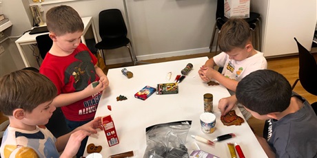 Powiększ grafikę: Przygotowywanie pierników przez uczniów klasy 1a