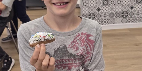 Powiększ grafikę: Przygotowywanie pierników przez uczniów klasy 1a