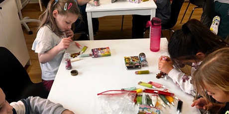 Powiększ grafikę: Przygotowywanie pierników przez uczniów klasy 1a