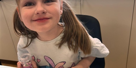 Powiększ grafikę: Przygotowywanie pierników przez uczniów klasy 1a