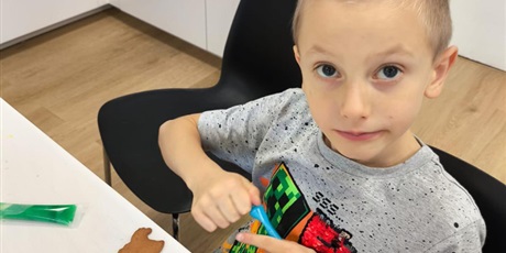 Powiększ grafikę: Przygotowywanie pierników przez uczniów klasy 1a