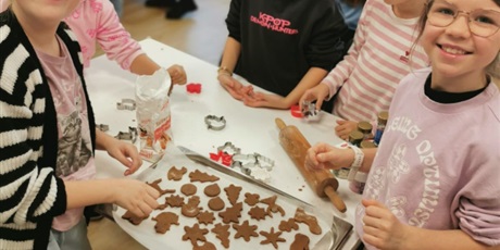 Powiększ grafikę: Uczniowie klasy 3a z zaangażowaniem pieką i ozdabiają pierniki,