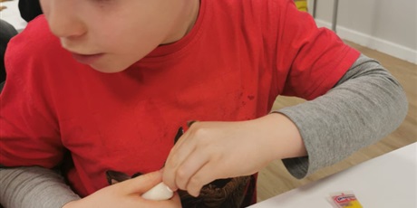 Powiększ grafikę: Uczniowie klasy 3a z zaangażowaniem pieką i ozdabiają pierniki,