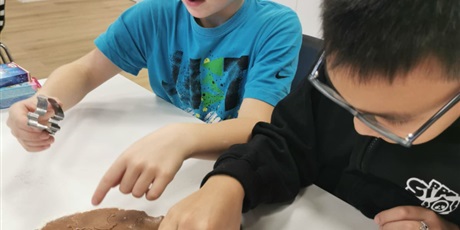 Powiększ grafikę: Uczniowie klasy 3a z zaangażowaniem pieką i ozdabiają pierniki,