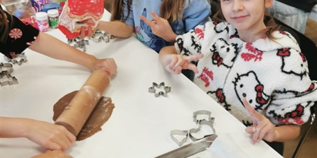 Powiększ grafikę: Uczniowie klasy 3a z zaangażowaniem pieką i ozdabiają pierniki,