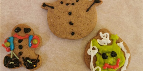 Powiększ grafikę: Uczniowie klasy 3a z zaangażowaniem pieką i ozdabiają pierniki,