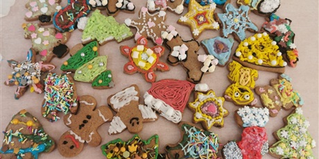 Powiększ grafikę: Uczniowie klasy 3a z zaangażowaniem pieką i ozdabiają pierniki,