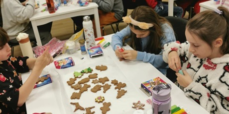 Powiększ grafikę: Uczniowie klasy 3a z zaangażowaniem pieką i ozdabiają pierniki,