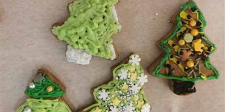 Powiększ grafikę: Uczniowie klasy 3a z zaangażowaniem pieką i ozdabiają pierniki,