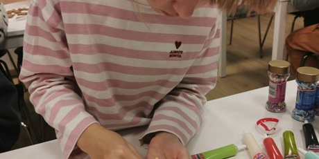 Powiększ grafikę: Uczniowie klasy 3a z zaangażowaniem pieką i ozdabiają pierniki,