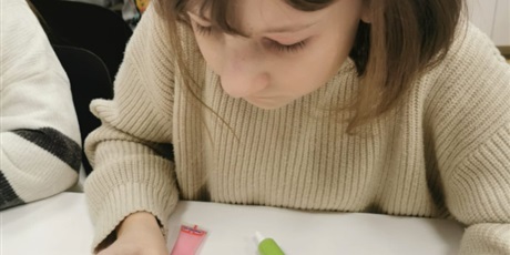 Powiększ grafikę: Uczniowie klasy 3a z zaangażowaniem pieką i ozdabiają pierniki,