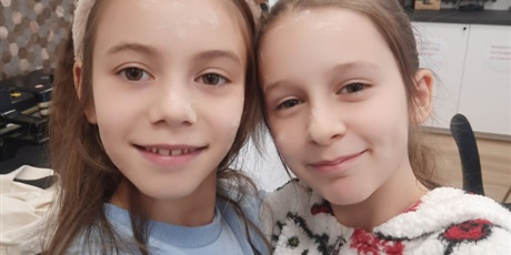 Powiększ grafikę: Uczniowie klasy 3a z zaangażowaniem pieką i ozdabiają pierniki,