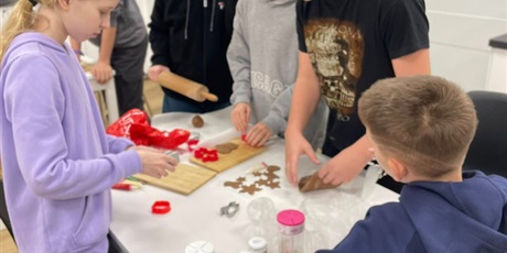 Powiększ grafikę: Uczniowie klasy 6a podczas pieczenia pierników