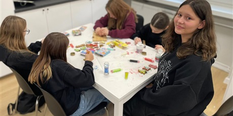 Powiększ grafikę: Uczniowie klasy 6a podczas pieczenia pierników