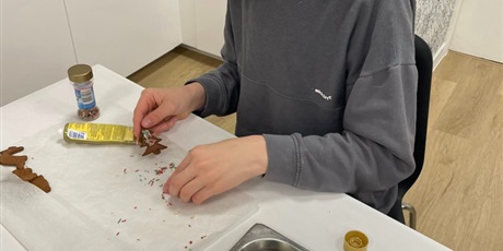 Powiększ grafikę: Uczniowie klasy 6a podczas pieczenia pierników