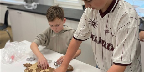 Powiększ grafikę: Uczniowie klasy 6a podczas pieczenia pierników