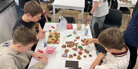 Powiększ grafikę: Uczniowie klasy 6a podczas pieczenia pierników