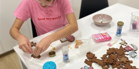 Powiększ grafikę: Uczniowie klasy 6a podczas pieczenia pierników