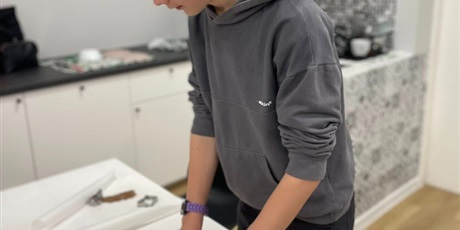 Powiększ grafikę: Uczniowie klasy 6a podczas pieczenia pierników