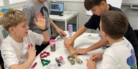 Powiększ grafikę: Uczniowie klasy 6a podczas pieczenia pierników