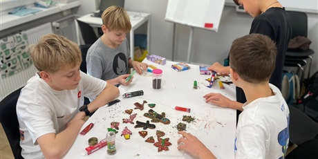 Powiększ grafikę: Uczniowie klasy 6a podczas pieczenia pierników