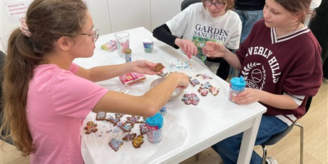 Powiększ grafikę: Uczniowie klasy 6a podczas pieczenia pierników