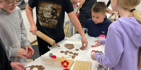 Powiększ grafikę: Uczniowie klasy 6a podczas pieczenia pierników