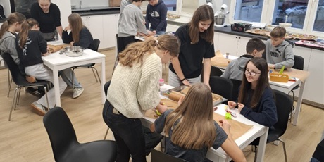 Powiększ grafikę: Klasa 7b podczas pieczenia pierników
