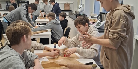 Powiększ grafikę: Klasa 7b podczas pieczenia pierników