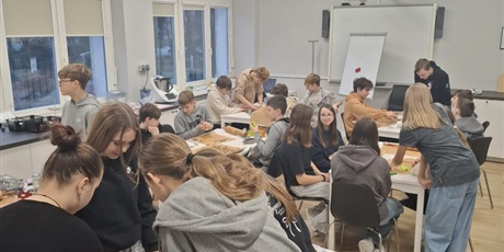 Powiększ grafikę: Klasa 7b podczas pieczenia pierników