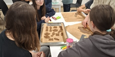 Powiększ grafikę: Klasa 7b podczas pieczenia pierników