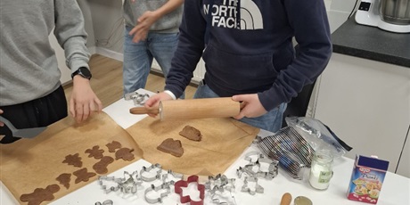 Powiększ grafikę: Klasa 7b podczas pieczenia pierników