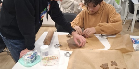 Powiększ grafikę: Klasa 7b podczas pieczenia pierników