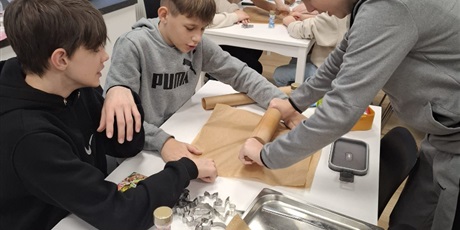 Powiększ grafikę: Klasa 7b podczas pieczenia pierników