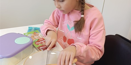 Powiększ grafikę: Zerówka podczas zajęć w pracowni kulinarnej