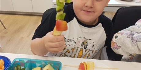 Powiększ grafikę: Zerówka podczas zajęć w pracowni kulinarnej