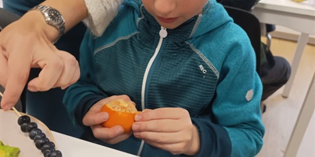 Powiększ grafikę: Zerówka podczas zajęć w pracowni kulinarnej