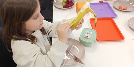 Powiększ grafikę: Zerówka podczas zajęć w pracowni kulinarnej