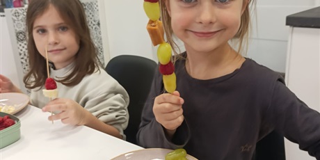 Powiększ grafikę: Zerówka podczas zajęć w pracowni kulinarnej