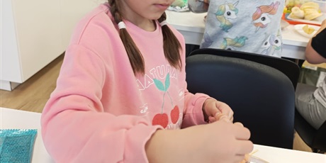 Powiększ grafikę: Zerówka podczas zajęć w pracowni kulinarnej