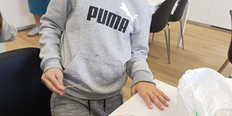 Powiększ grafikę: Zerówka podczas zajęć w pracowni kulinarnej